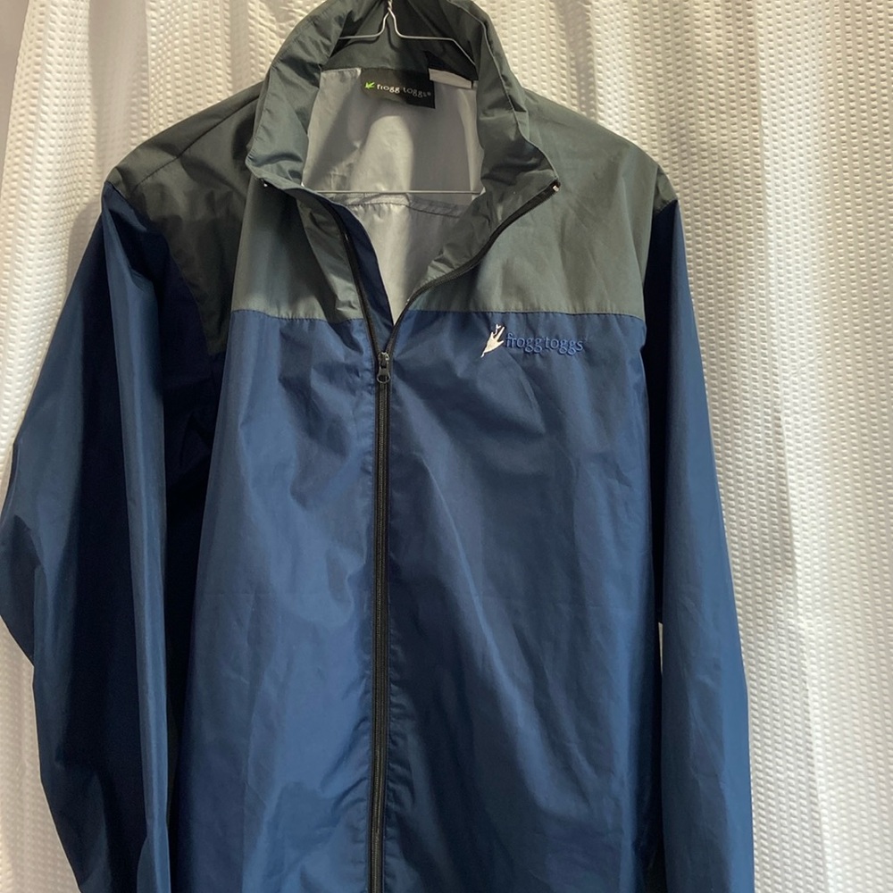 Men’s Windbreaker. Frog Toggs. Blue grey. XXL. Hooded.